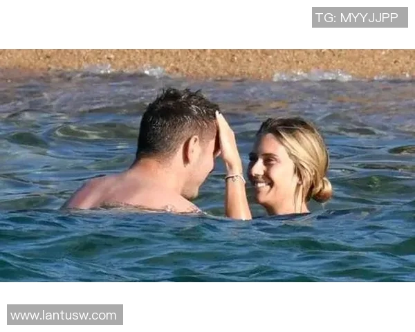 足球明星与女儿甜蜜互动瞬间展现温馨家庭生活的美好画面 足球明星与女儿甜蜜互动瞬间展现温馨家庭生活的美好画面